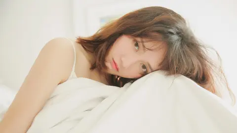 两辆车骑上护栏